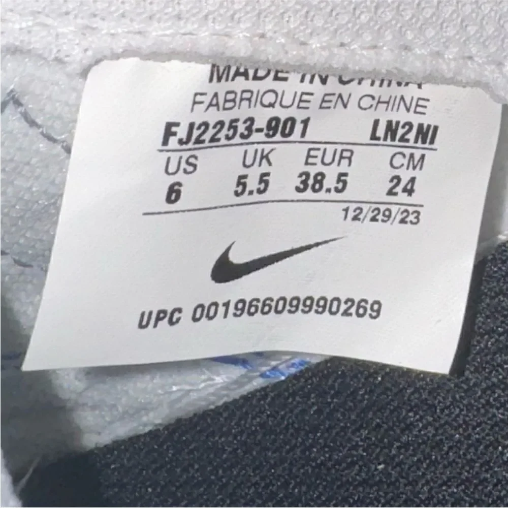 NWOT Women’s Nike Dukes